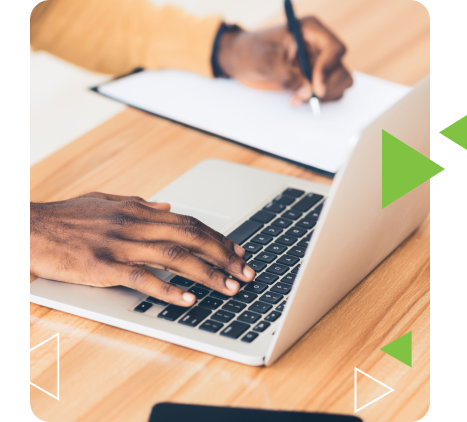 homem-utilizando-notebook-e-anotando-dados-no-papel