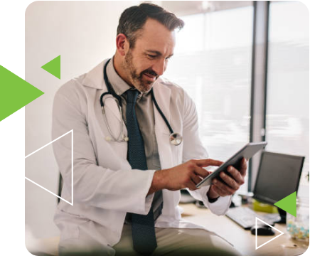 medico utilizando tablet para ver dados