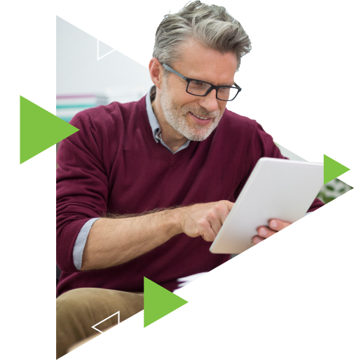 homem-analisando-dados-no-tablet-arquivar