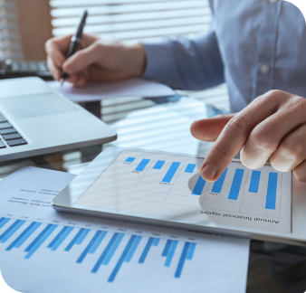 solucao-departamento-financeiro-homem-analisando-graficos