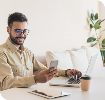 homem-utilizando-celular-para-ver-solucoes-departamento-pessoal