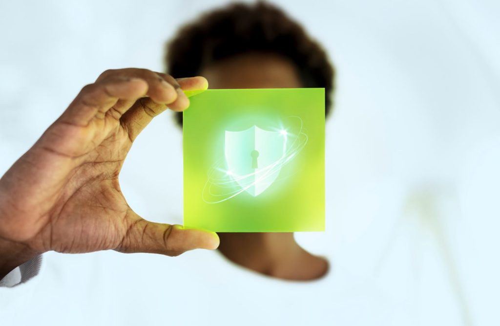 Foco na mão de um homem que simula estar segurando um holograma com símbolo de cadeado