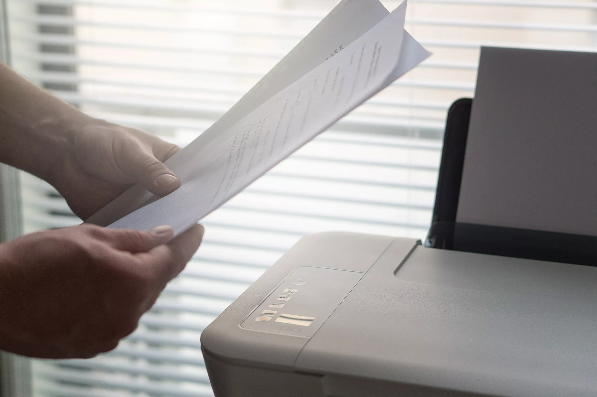 homem analisando documentos e digitalizando