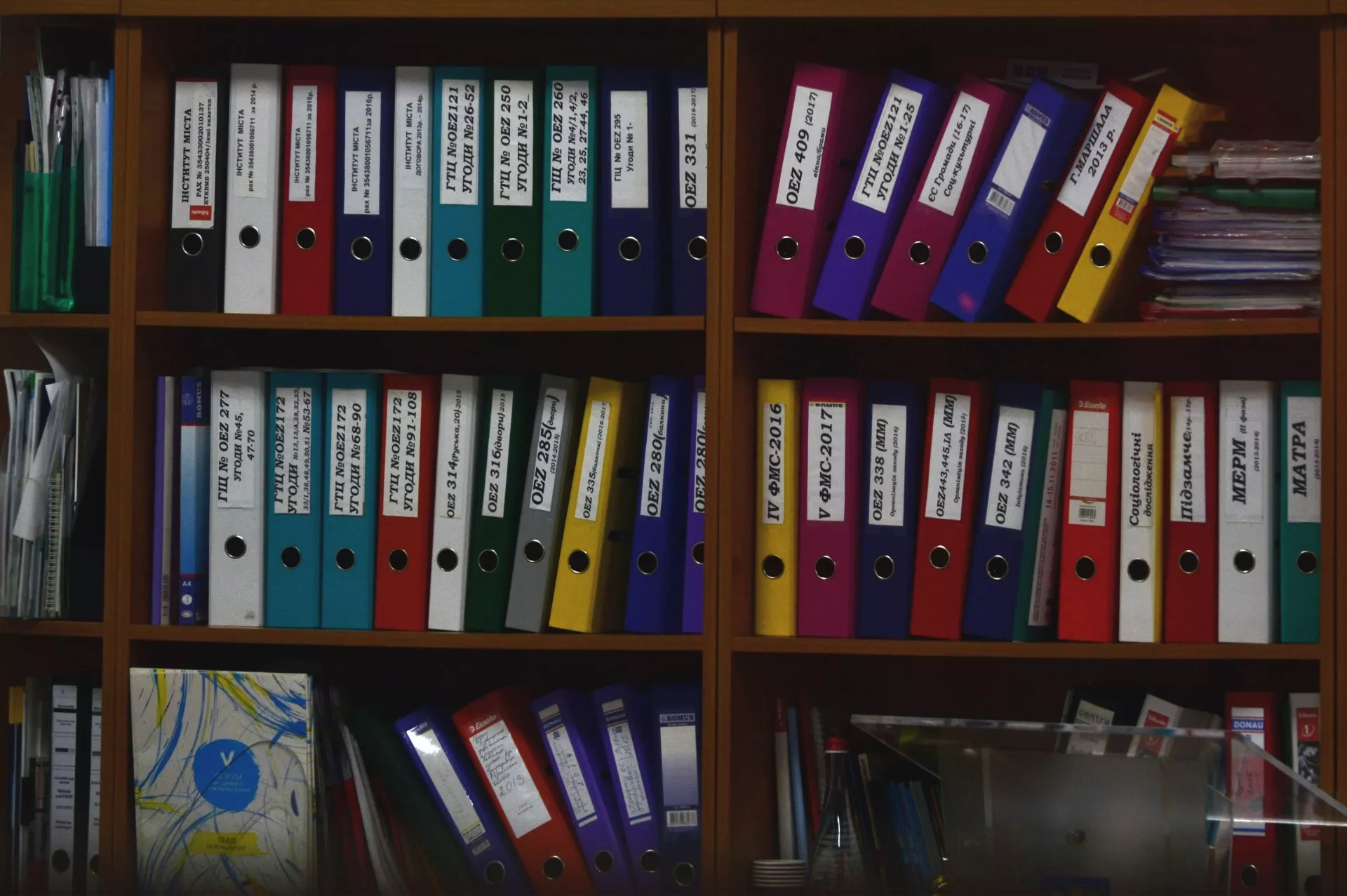 documentos fisicos na estante
