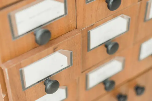 Foco em gavetas com etiquetas para organizar documentos