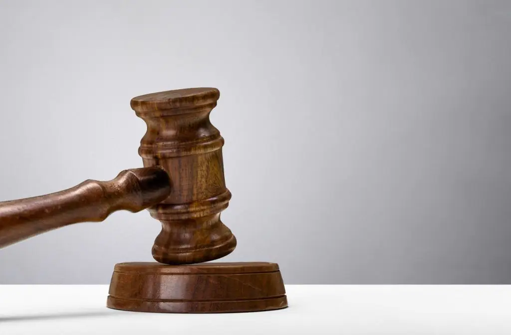 Malhete sobre uma mesa. Trata-se do martelo de madeira que os juízes utilizam nos tribunais