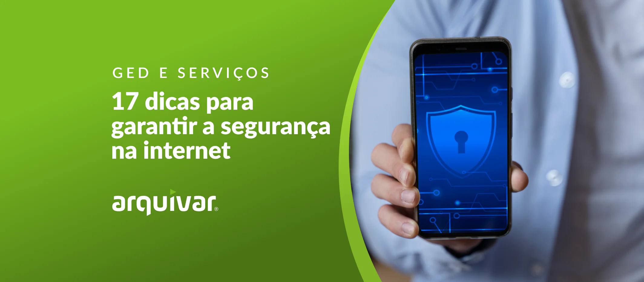 Foco na mão de um homem segurando um smartphone com símbolo de cadeado na tela. A imagem possui o seguinte texto: 
