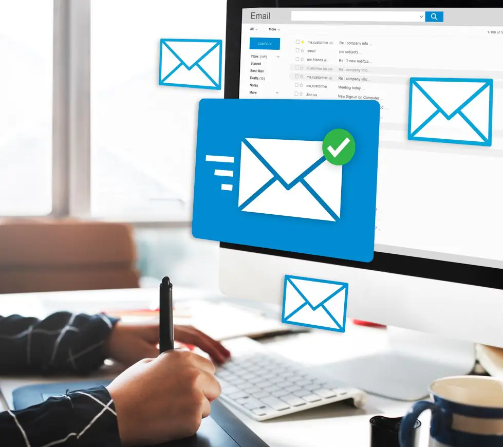 Tela de computador com ícones de carta, representando e-mails, projetados em primeiro plano