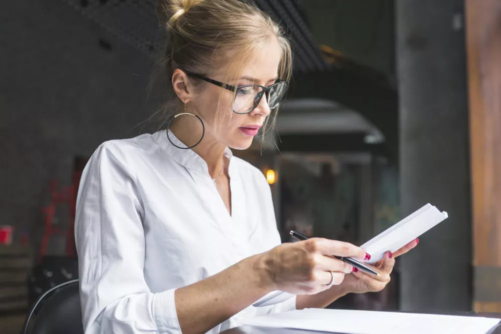 mulher analisando nota fiscal