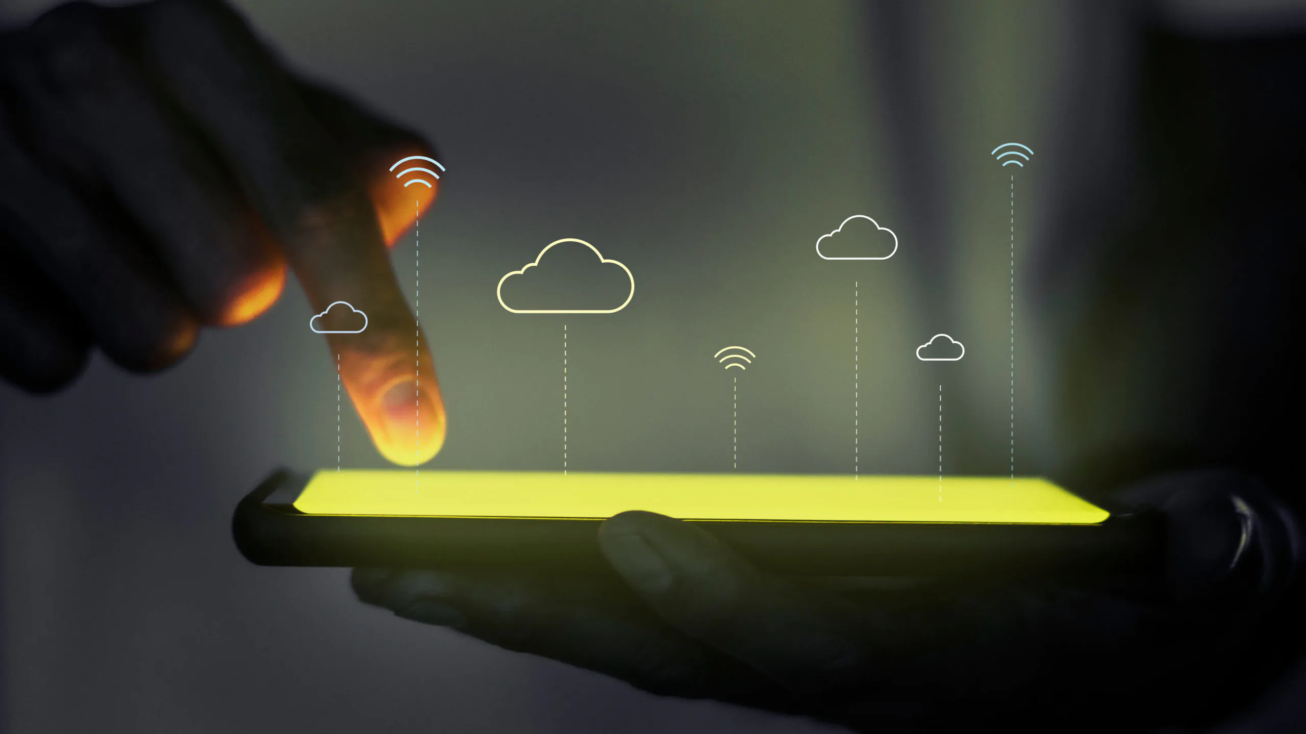 Pessoa segurando tablet iluminado na cor verde com ícones de nuvem exemplificando tecnologia