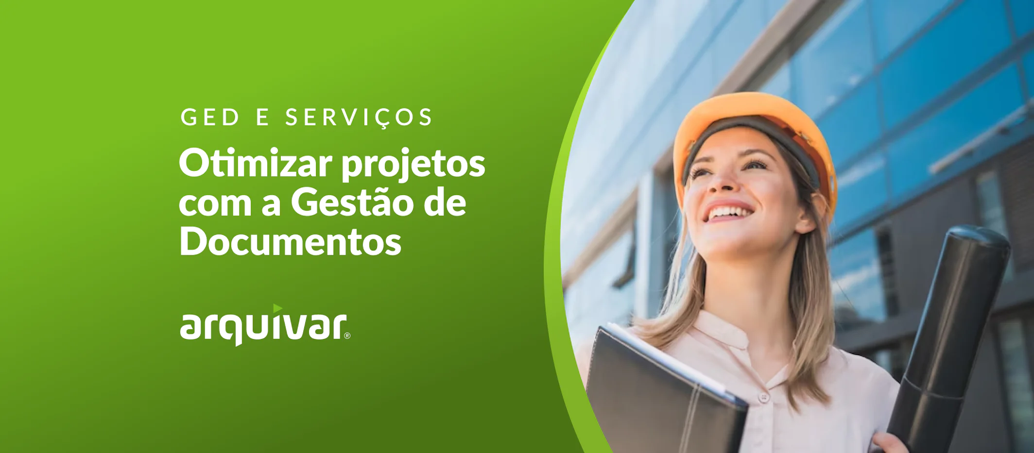 Retrato de mulher arquiteta profissional usando capacete amarelo e em pé ao ar livre
