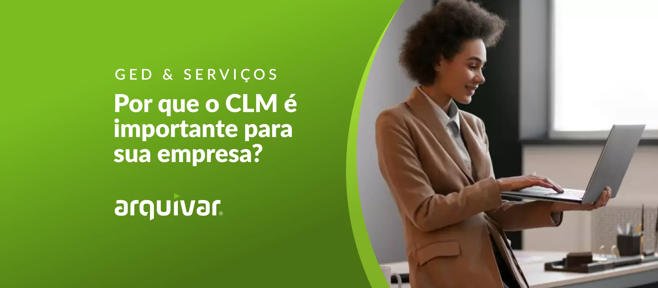 Mulher profissional trabalhando em escritório segura um laptop na mão, enquanto lê sobre as vantagens do CLM (Gerenciamento do Ciclo de Vida de Contratos) para sua empresa.