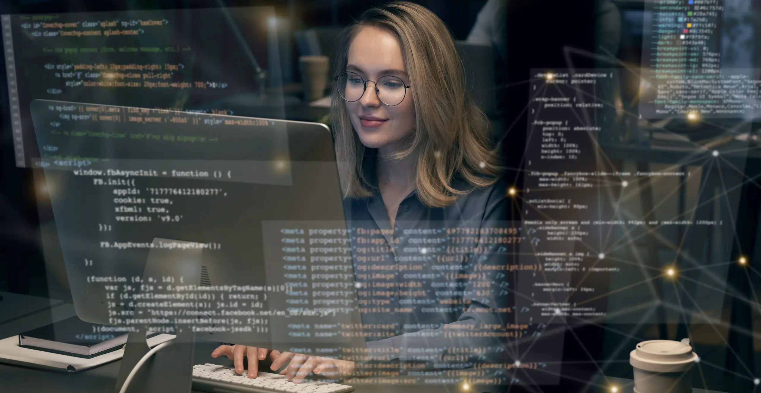 Mulher profissional de TI em escritório digita em um computador. Sobre a imagem, códigos de programação sugerem que ela está trabalhando na implementação de um software BPMS.