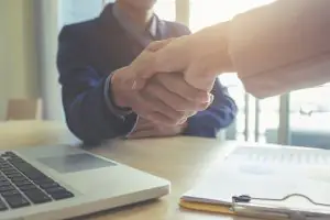 Aperto de mão em empresa